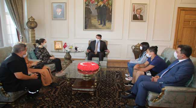 Sivas Valisi Ayhan, LGS'de derece elde eden çocukları kabul etti