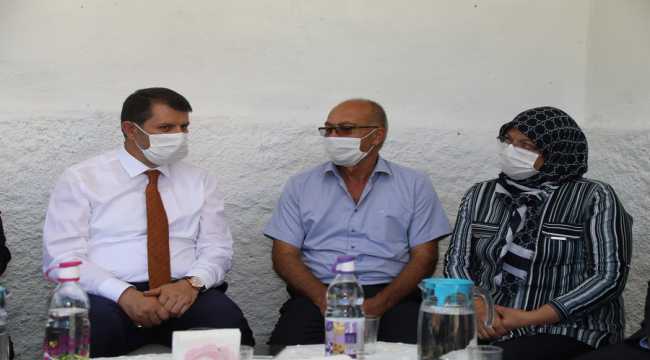 Sivaslı çiftçi tarlasında kimyon yetiştirdi 