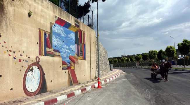 Suriye sınırındaki ilçenin sokakları Yakup öğretmenin çizimleriyle renklendi 