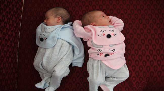 Suriyeli aile ikiz kızlarına 