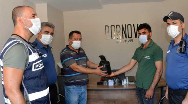 Suriyeli genç yolda bulduğu para dolu çantayı polise teslim etti