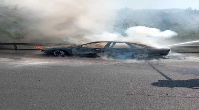 Tarsus'ta seyir halindeki araç alev aldı