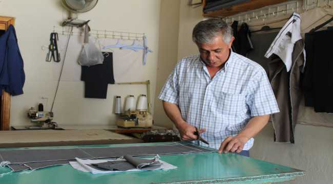 Terzi İbrahim usta 45 yıldır mesleğini sürdürüyor
