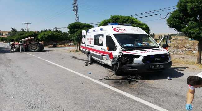 Tomarza'da ambulans ile traktör çarpıştı
