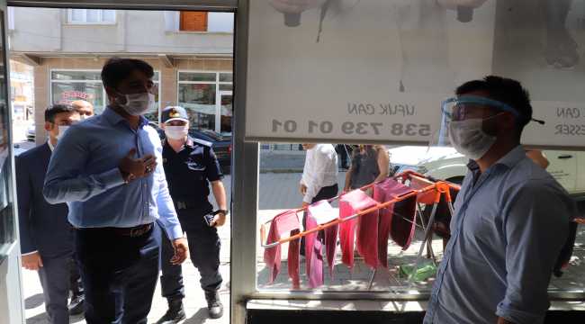 Berber ve kuaförlere tek kullanımlık önlük dağıtıldı