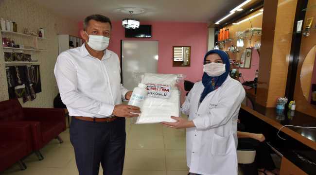 Türkoğlu Belediyesince berber ve bayan kuaförlerine hijyen seti hediye edildi
