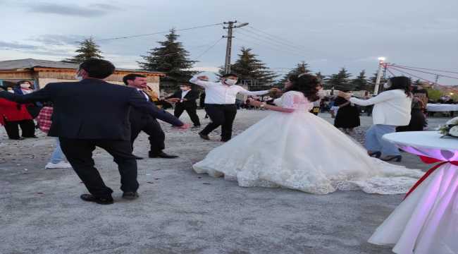 Ulaş'ta Kovid-19 tedbirleri uygulanarak ilk düğün yapıldı