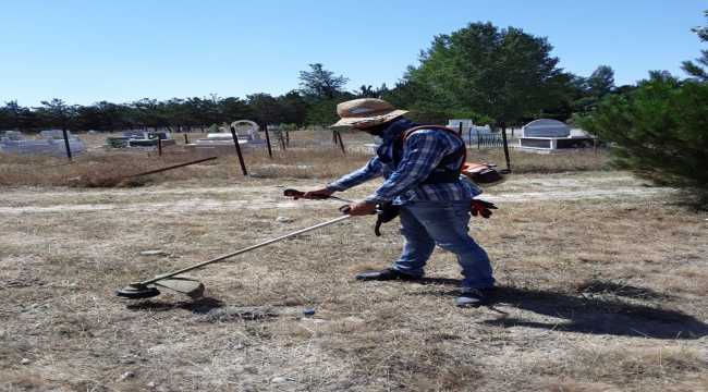 Ulaş'ta mezarlıklar bayram ziyareti için temizleniyor 