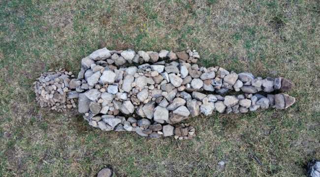 Üniversite öğrencisi genç kız, kadın cinayetlerine dikkati çekmek için taştan heykel yaptı 