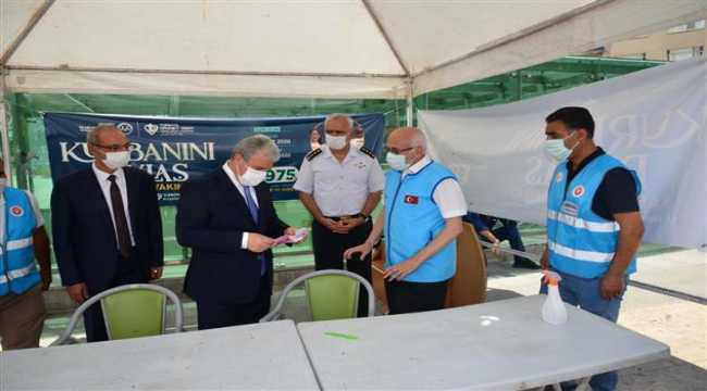 Vali Akın'dan kurban bağış standına ziyaret