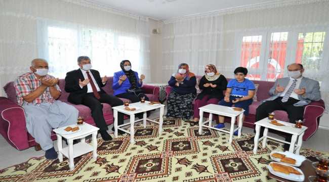 Vali Yılmaz'dan 15 Temmuz şehidi Karacatilki'nin ailesini ziyaret