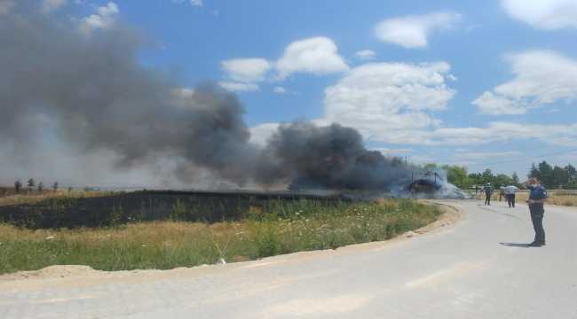 Elektrik tellerine takılan saman yüklü tır yandı
