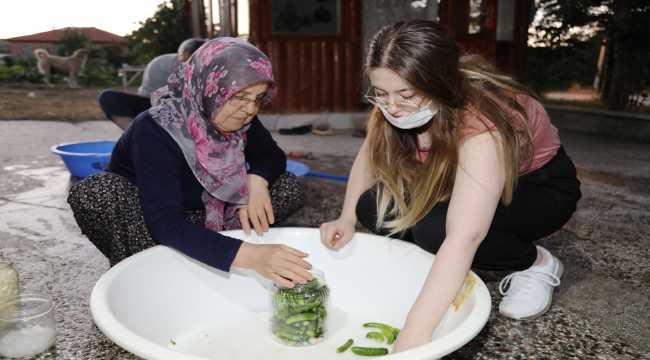 65 yıl turşu kuran İhsan amca mesleğini çocuklarına devretmenin mutluluğunu yaşıyor 