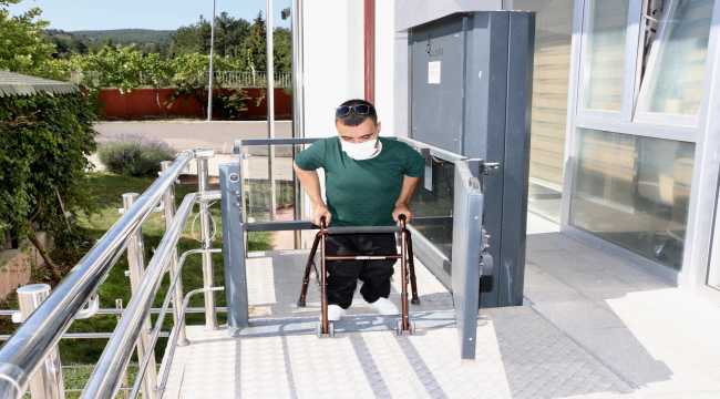 7 yılda geçirdiği 5 ameliyattan sonra, önce yürümeyi sonra araç kullanmayı öğrendi
