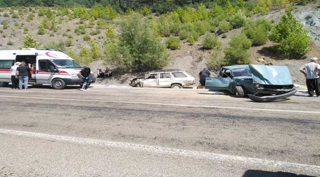 Adana'da iki otomobil çarpıştı: 3 yaralı