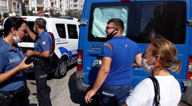 Adana'da kargo şirketine ait araçtan 14 cep telefonu çalındı