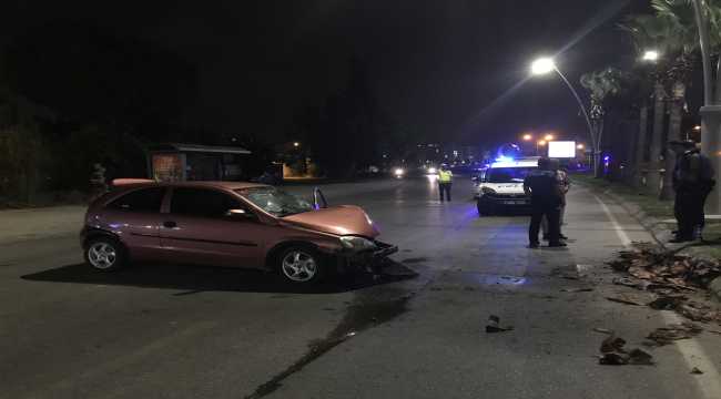 Adana'da otomobil ağaca çarptı: 1 yaralı