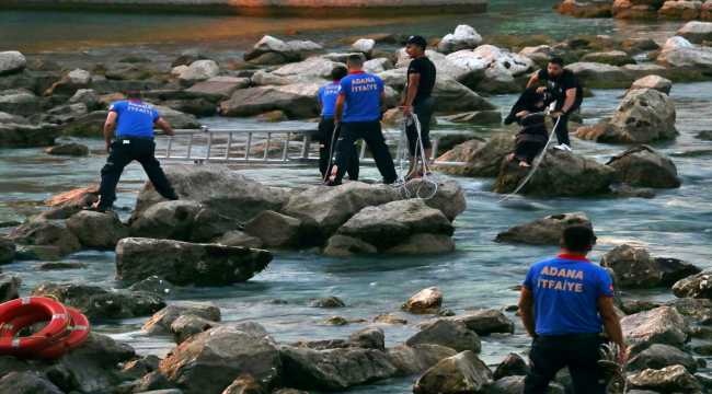 Adana'da su seviyesi yükselen nehirde mahsur kalan çift kurtarıldı 