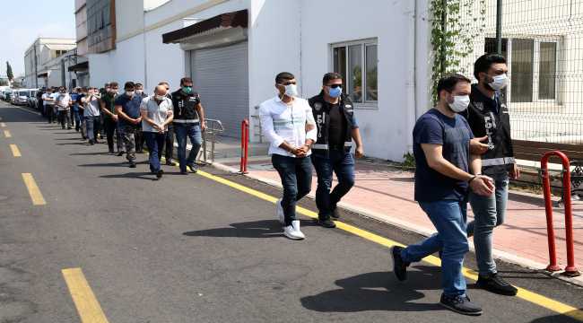 Adana merkezli FETÖ/PDY operasyonunda yakalanan 17 zanlıdan 3'ü tutuklandı