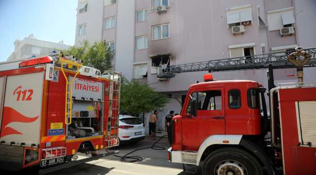 Antalya'da çıkan ev yangınında yaşlı kadın itfaiye ekiplerince kurtarıldı
