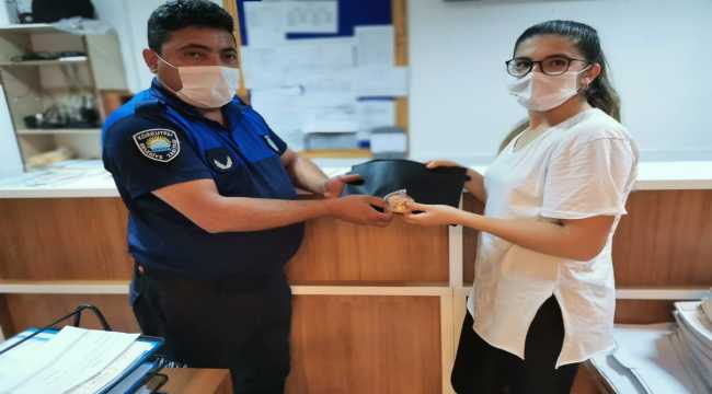 Antalya'da içinde 40 bin liralık altın kolye bulunan çanta sahibine teslim edildi
