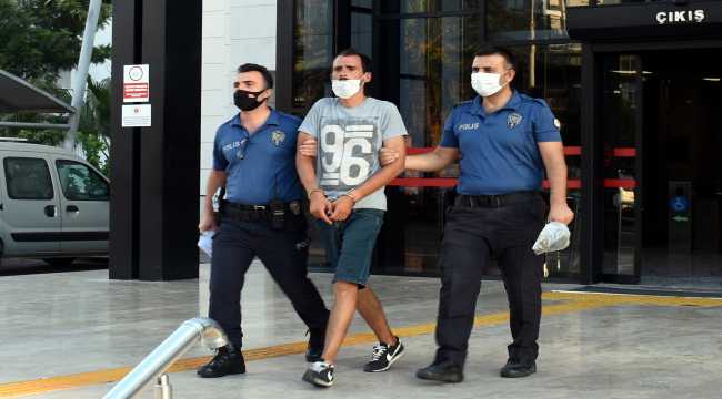 Antalya'da iki çocuğun bulunduğu otomobili çalmaya çalışan zanlı tutuklandı