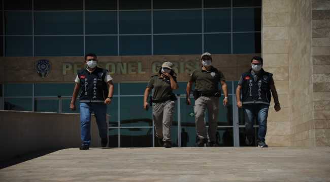 Antalya'da polisler hayvanları korumak için görev başında 