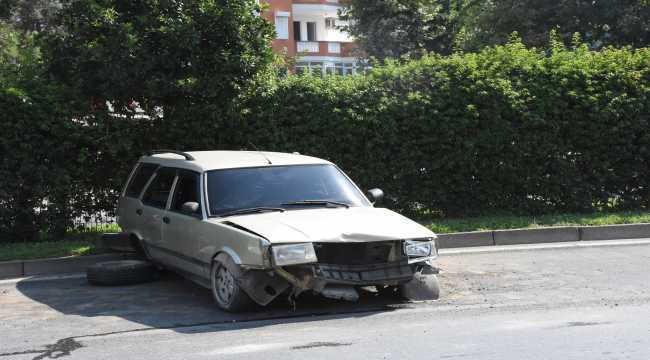 Antalya'da refüje çarpan otomobilin sürücüsü yaralandı