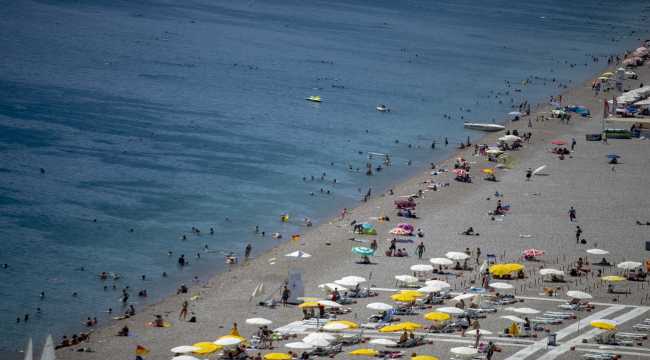 Antalya'da sıcaktan bunalanlar sahillerde yoğunluk oluşturdu