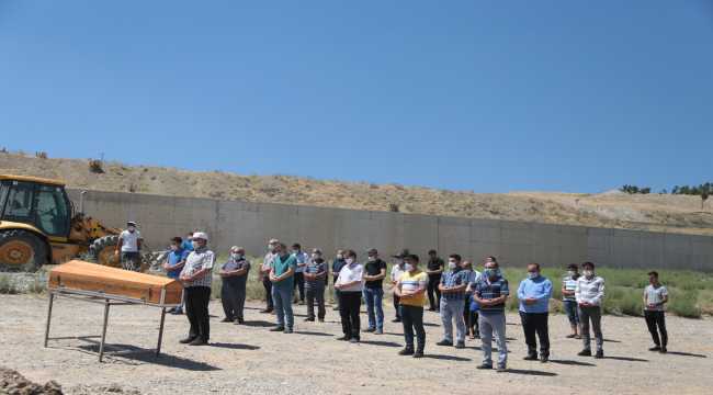Arazi anlaşmazlığı yüzünden öldürülen çiftin cenazeleri toprağa verildi