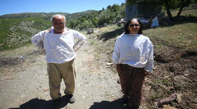 Arıcılıkla geçinen çift, mesleklerini 