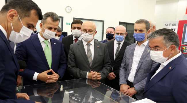 ASELSAN'ın ürettiği milli periskop ve nişangah törenle teslim edildi