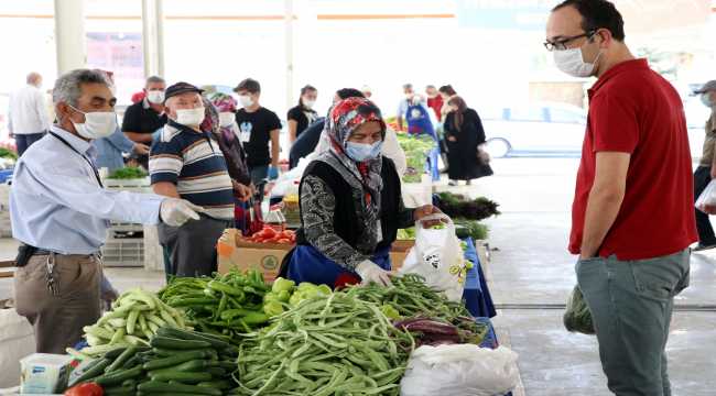 Ata tohumunu toprakla buluşturup sertifikalı ve organik ürünler yetiştiriyorlar
