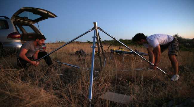 Bireysel sporda farkındalık oluşturmak için dolunayda jimnastik gösterisi yaptı