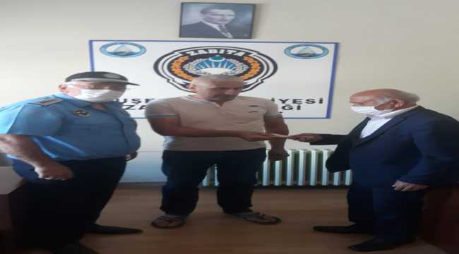 Bulduğu parayı sahibine teslim etti
