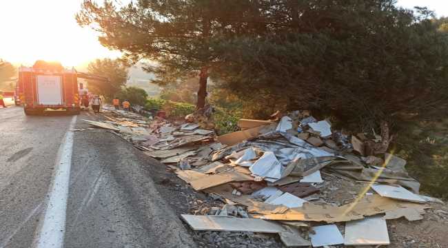 Dereye devrilen mobilya yüklü tırın altında kalan sürücü öldü