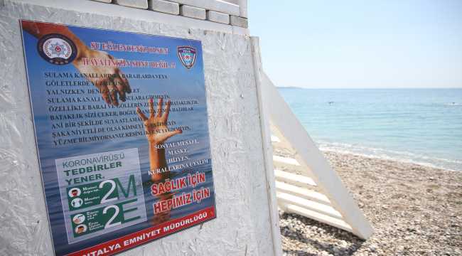 Düğün salonlu, plaj ve alışveriş merkezlerine asılan afişlerle Kovid-19 tedbirlerine dikkat çekildi