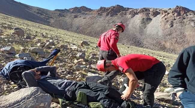 Erciyes'te zirve tırmanışında mahsur kalan dağcıyı JAK kurtardı
