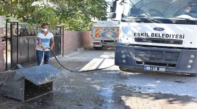 Eskil'de çöp konteynerleri yıkanıp dezenfekte ediliyor