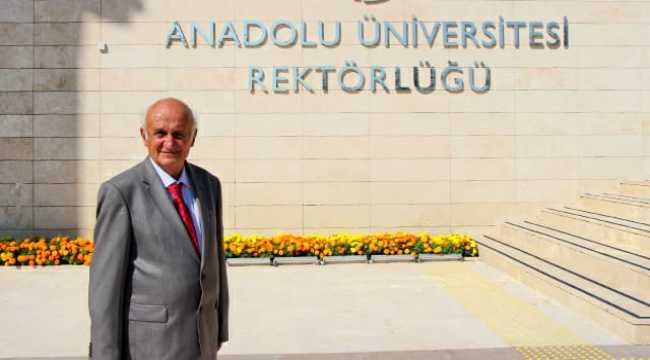 Eskişehir'de 78 yaşındaki emekli öğretmenin üçüncü üniversite diploması sevinci