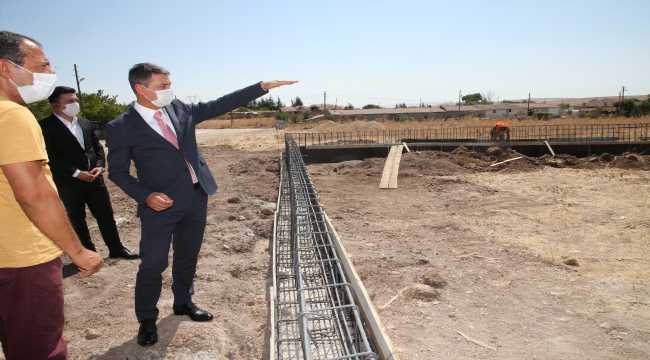 Gölbaşı Belediye Başkanı Şimşek, halı saha inşaat alanında incelemelerde bulundu