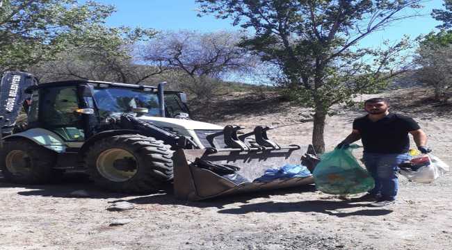 Güdül Belediyesi piknik alanlarına gidenlere çöp poşeti dağıttı