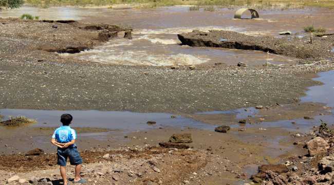 Hafik'te sulama hattı borusu patladı