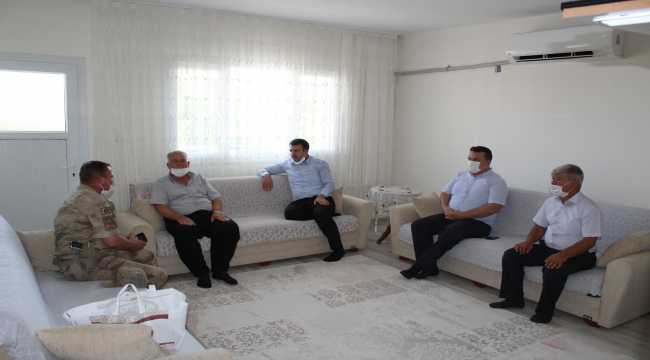 Hassa Kaymakamı Kadir Yurdagül şehit ailelerini ziyaret etti