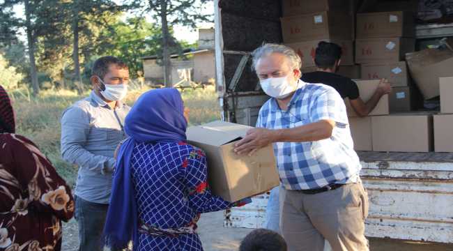 Hatay'da çadırlarda yaşayan tarım işçisi ailelere gıda yardımı