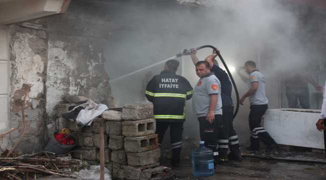 Hatay'da odun deposunda çıkan yangın söndürüldü