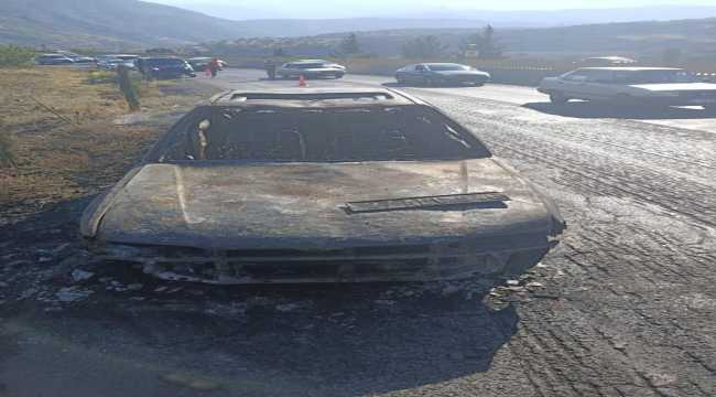 Hatay'da seyir halindeki otomobil alev aldı