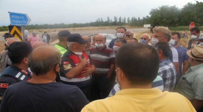 Hüyük'te alt geçit yapılmasını isteyen mahalle sakinleri yolu trafiğe kapattı