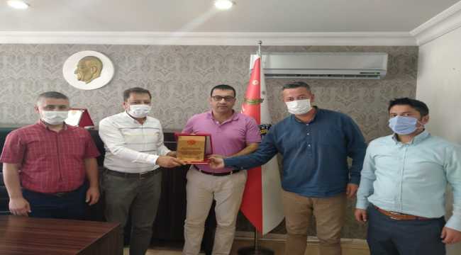 İlçe başkanlarından Ulubey'e anlamlı plaket