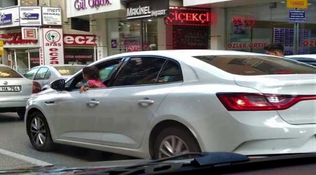 Isparta'da otomobilin penceresinden sarkan çocuk fotoğrafı polisi harekete geçirdi 